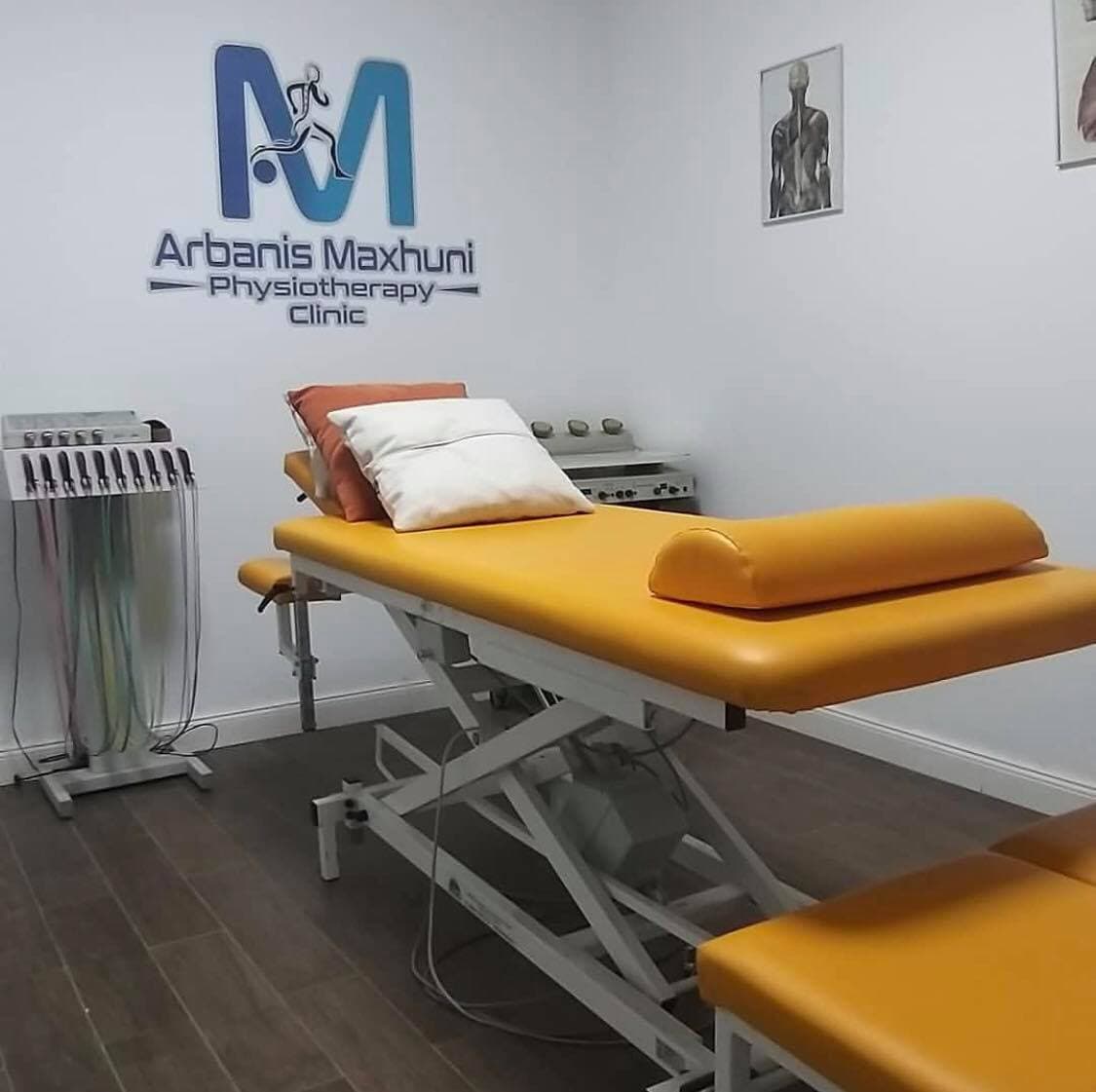 Salla e terapisë në Arbanis Maxhuni Physiotherapy Clinic, me logon e klinikës në mur